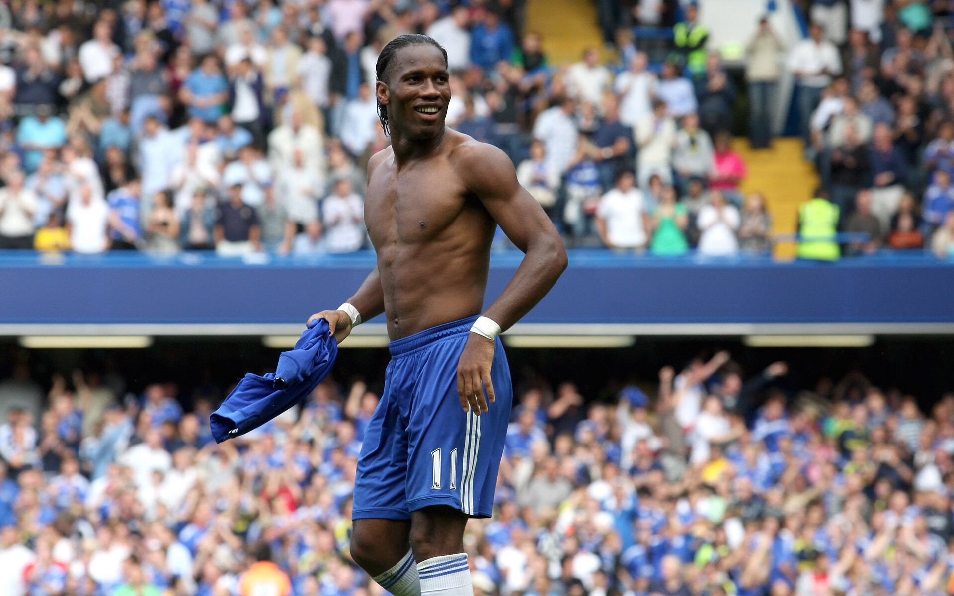 “荒野之战：沙丘与泥泞中的极限追逐”，荒野沙漠